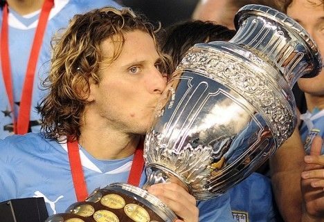 Diego Forlan, al treilea membru al familei care câştigă Copa America