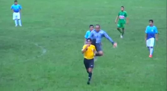 Imagini şocante! L-a făcut K.O. pe arbitru VIDEO