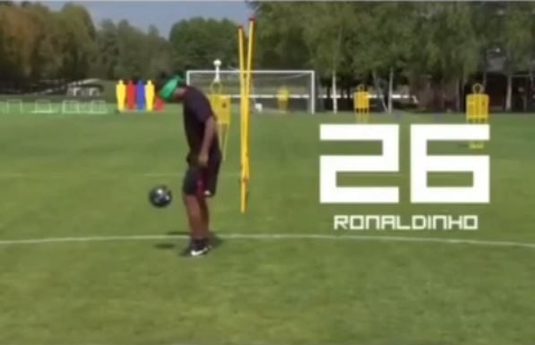 Legendar! Iată-l pe Ronaldinho cum jonglează legat la ochi! VIDEO