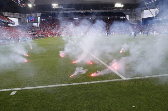 Meciul Charleroi - Standard Liege a fost suspendat din cauza suporterilor VIDEO