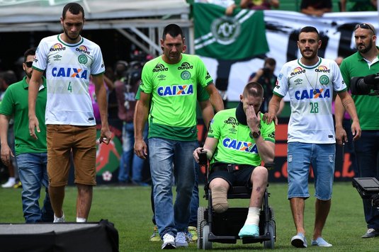 GALERIE FOTO |Cei trei jucători care au supravieţuit în accidentul aviatic al echipei Chapecoense au primit Cupa Americii de Sud