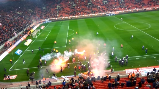VIDEO | Incidente grave după Olympiakos - AEK 1-2. Gazdele ar putea fi depunctate după ce fanii au intrat pe teren să bată forţele de ordine