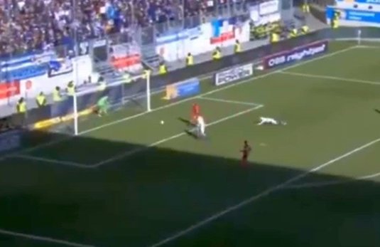 VIDEO | Cel mai stupid gol văzut pe terenul de fotbal. Portarul şi-a luat o pauză în timp ce echipa adversă era pe contraatac :)