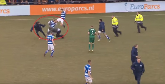 VIDEO | A fost măcel la un meci de fotbal din Olanda. Suporterii au intrat pe teren şi i-au luat la bătaie pe oaspeţi