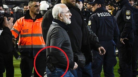 FOTO + VIDEO | Patronul lui PAOK, acuzat de terorism! A intrat cu pistolul pe teren şi i-a ameninţat pe cei de la AEK!
