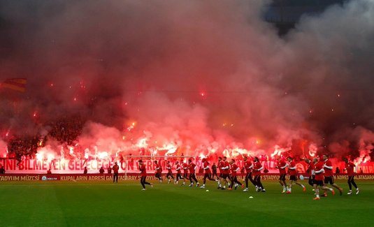 Asta numesc ei primire călduroasă! VIDEO Fanii lui Galatasaray ”au dat foc” tribunelor înaintea derby-ului cu Fenerbahce