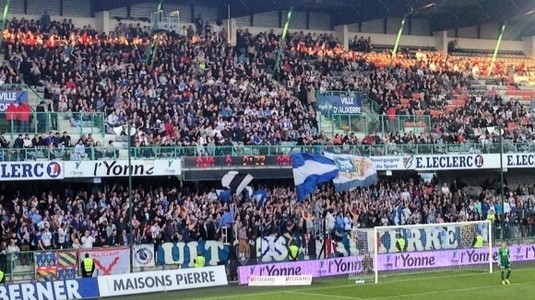 Contracte şi salarii suspendate pentru cei doi jucători ai echipei Auxerre care s-au luat la bătaie pe teren