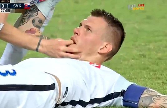 VIDEO | Aproape de o nouă tragedie pe terenul de fotbal. Martin Skrtel şi-a pierdut cunoştinţa după o lovitură în cap!