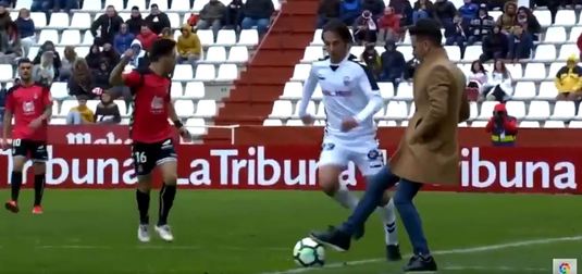 Antrenorul echipei Cultural Leonesa, suspendat 4 jocuri pentru că a oprit un atac al adversarilor la meciul cu Albacete - VIDEO