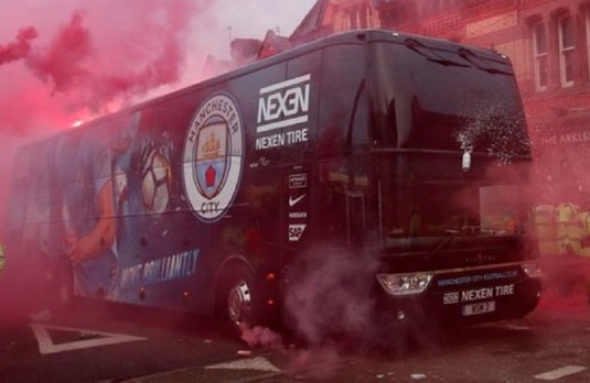 VIDEO | Imagini filmate din interiorul autocarului lui City, în timp ce era "bombardat" de fanii lui Liverpool