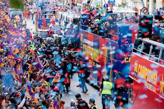GALERIE FOTO | Mii de fani au sărbătorit pe străzi câştigarea titlului de către FC Barcelona