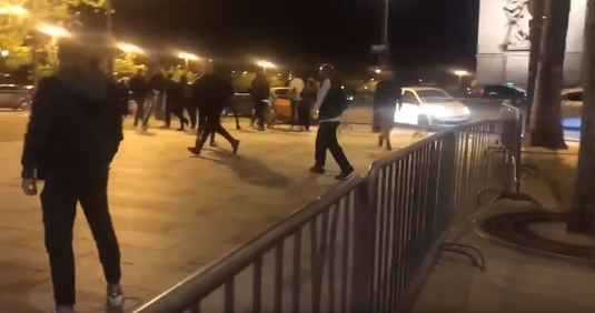 VIDEO | Fanii lui PSG n-au suportat triumful rivalilor şi i-au atacat pe suporterii lui OM pe străzile din Capitala Franţei