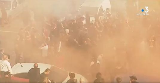 VIDEO | Meciul dintre Ajaccio şi Le Havre, amânat din cauza incidentelor. Fanii au atacat autocarul formaţiei Le Havre