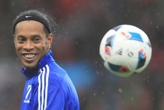 Ronaldinho se va căsători în luna august cu două femei