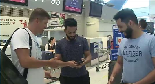 VIDEO | Isăilă asaltat de fanii arabi la aeroport. Unul dintre ei s-a oferit să-i dea numărul de telefon pentru a-l ajuta cu adaptarea