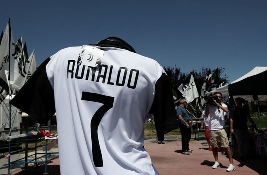 Juventus a vândut peste 500.000 de tricouri cu numele lui Cristiano Ronaldo. Suma fabuloasă obţinută de italieni