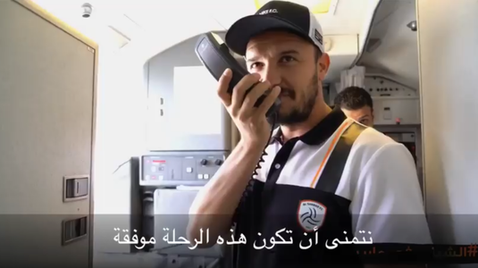 VIDEO | Budescu şi-a luat în serios rolul de stewardesă: "Sper să avem un zbor fără turbulenţe"