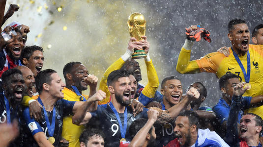 Ce paradox! A câştigat Cupa Mondială cu Franţa, dar debutează în echipa naţională la trei luni distanţă