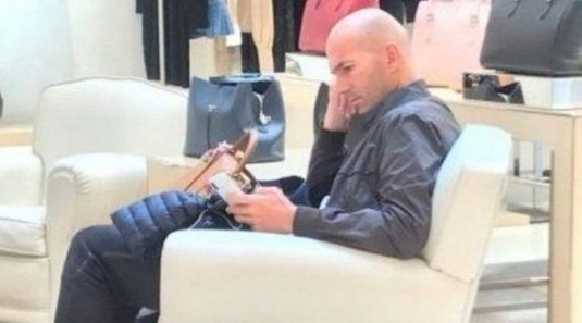 FOTO | Zidane, surprins într-o ipostază unică într-un mall! Soţia l-a transformat într-un bărbat normal :)