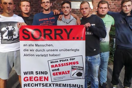 FOTO | Fotbalişti nemţi daţi afară după ce au făcut salutul nazist 