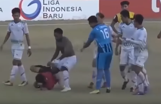 VIDEO | Scene halucinante la un meci de fotbal din Indonezia! Şi-a dat jos tricoul şi a început să bată arbitrul