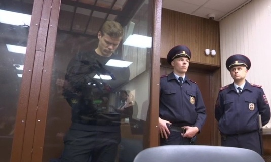 VIDEO | Imaginea decăderii! Kokorin şi Mamaev, ţinuţi în cuşcă în faţa judecătorului