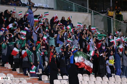 Prezenţa femeilor în tribune este extrem de rară în Iran, dar 300 de femei au putut asista la meciul cu Bolivia!