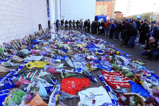 VIDEO | Fanii lui Leicester, pelerinaj la stadion în memoria patronului