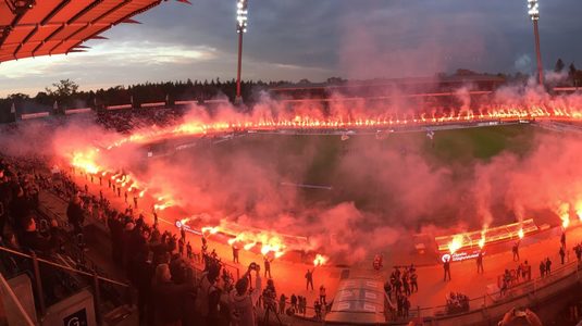 VIDEO | Atmosferă fabuloasă în Liga a 3-a germană. Aşa se ia adio de la un stadion