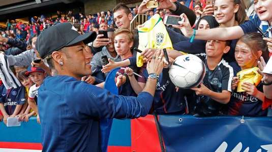 Clauza incredibilă din contractul lui Neymar! Câţi bani încasează anual doar pentru a-i saluta pe fani după meciuri!