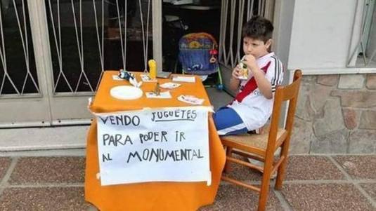 Impresionant! Un copil argentinian a scos la vânzare ce are el mai de preţ pentru a avea bani să meargă la River - Boca. Imaginea a devenit virală