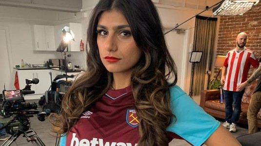 S-a dat cu "Ciocănarii"! FOTO | Cum a fost surprinsă Mia Khalifa la West Ham - Arsenal: nimeni nu s-a mai uitat la meci