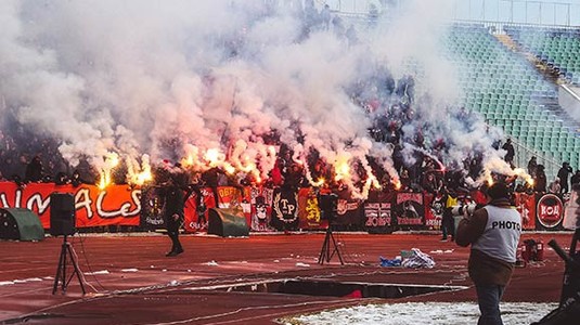 FOTO | Peluza Sud Steaua a făcut show la derby-ul Bulgariei! 40 de suporteri arestaţi şi trei poliţişti răniţi 