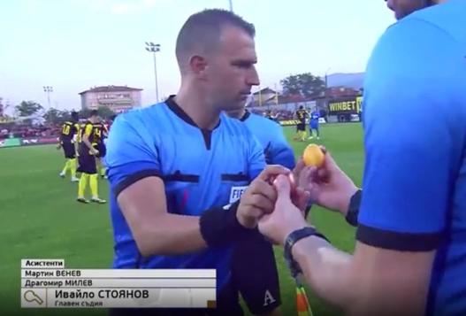 VIDEO | Arbitrul a venit cu ouă pe teren! Modul inedit în care au sărbătorit echipele din Bulgaria Paştele