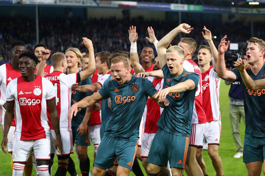 OFICIAL | Ajax a câştigat campionatul în Olanda şi a făcut eventul! Gestul emoţionant făcut de "lăncieri"