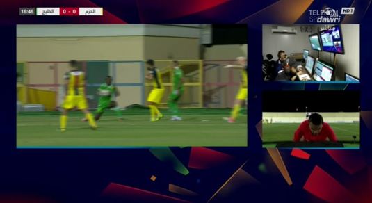 VIDEO | Isăilă a primit penalty de la Haţegan. Meci decis de VAR şi cu un imens steag tricolor pe stadion