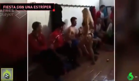 VIDEO INCREDIBIL | Destrăbălare totală la petrecerea de promovare. O stripteuză a fost adusă în vestiarul echipei, iar preşedintele clubului n-a lipsit