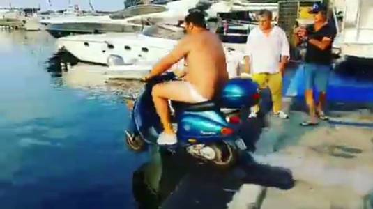 VIDEO Ultima nebunie a lui Balotelli: i-a plătit mii de euro unui chelner, ca să se arunce cu scuterul în mare!