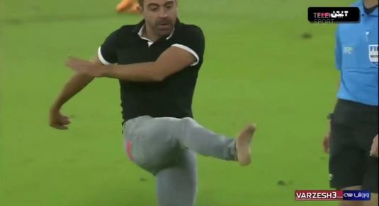 VIDEO | Xavi şi-a ieşit din fire la primul meci ca principal. I-a zburat pantoful din picioare