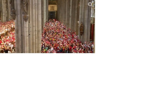 VIDEO | Imagini senzaţionale la Koln. Peste 4.000 de fani s-au rugat la Catedrală pentru formaţia lor