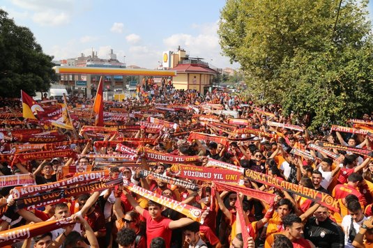 VIDEO | Imagini senzaţionale din Turcia! Starul transferat de Galatasaray aşteptat de 25.000 de fani