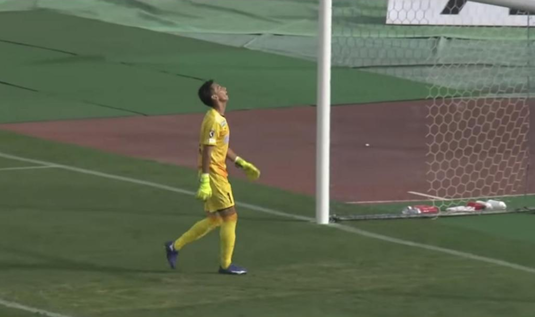 VIDEO | A avut bilet?:)) Un portar japonez s-a făcut de râs cu două goluri hilare primite în mai puţin de două minute! 