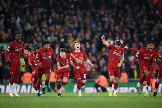 Liverpool, Manchester United şi Aston Villa merg împreună în sferturile Cupei Ligii Angliei. Campioana Europei a avut un meci thriller cu Arsenal 