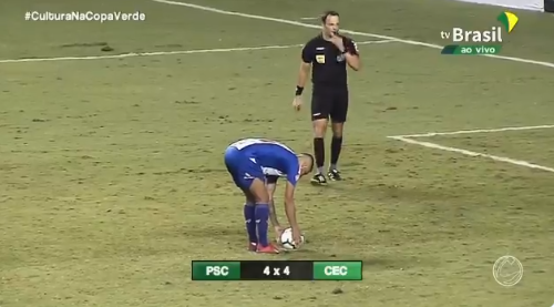 VIDEO | Doamnelor şi domnilor, vă prezentăm cel mai bizar penalty al anului :) Ce a putut să facă acest brazilian