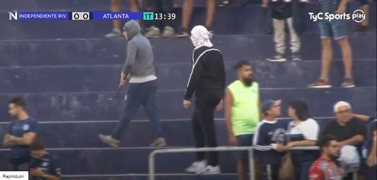 VIDEO | Infern în Argentina! Fanii au intrat cu arme pe stadion şi au declanşat haosul. Meciul a fost suspendat la inistenţele poliţiei
