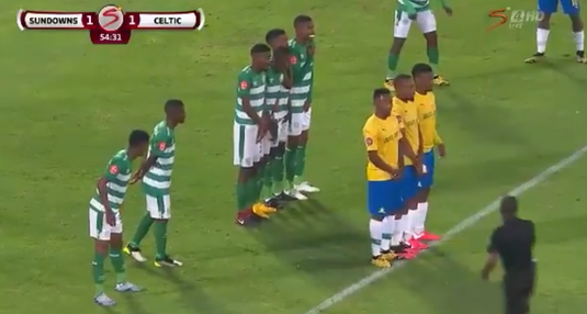 VIDEO | Cum să tragi de timp cu stil :) O echipă din Africa de Sud a primit cinci cartonaşe galbene după ce şi-a enervat adversarii cu această fază
