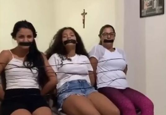 VIDEO | Un fotbalist din Brazilia şi-a legat femeile din familie pentru a demonstra cum trebuie ţinute în carantină. Clipul a ajuns pe reţelele de socializare