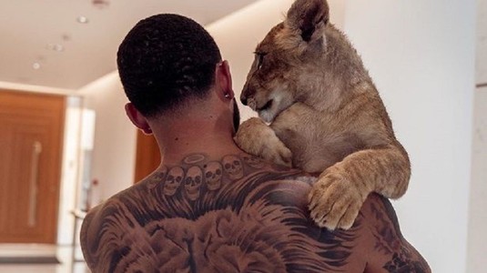 Memphis Depay, criticat după ce s-a fotografiat în casă cu o felină sălbatică. "Dă un exemplu prost. Animalele sălbatice aparţin naturii"