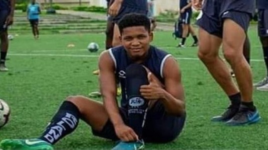 Tragedie în fotbalul ecuadorian. Un fotbalist de 20 de ani, împuşcat mortal în faţa locuinţei sale: "Atacatorii l-au confundat"