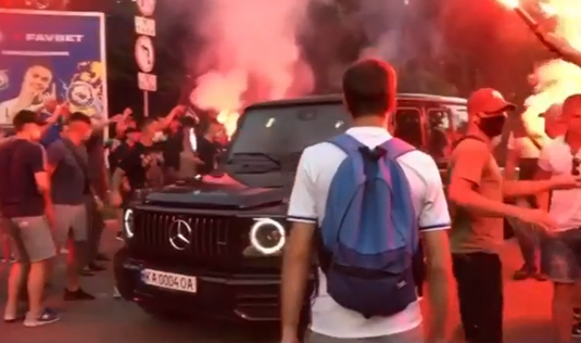 VIDEO | Mircea Lucescu, înjurat de sute de suporteri. Ultraşii lui Dinamo Kiev au aprins torţe şi l-au contestat şi pe patronul clubului